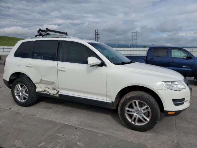 WVGBF7A99AD003059 - 2010 VOLKSWAGEN TOUAREG V6 WHITE photo 4