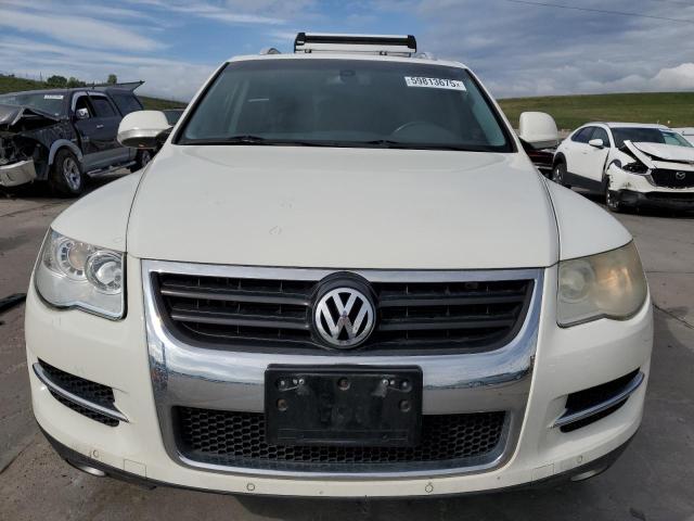 WVGBF7A99AD003059 - 2010 VOLKSWAGEN TOUAREG V6 WHITE photo 5