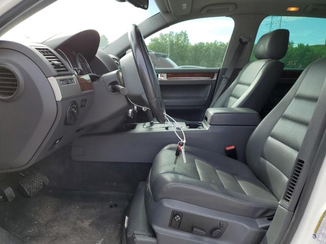 WVGBF7A99AD003059 - 2010 VOLKSWAGEN TOUAREG V6 WHITE photo 7