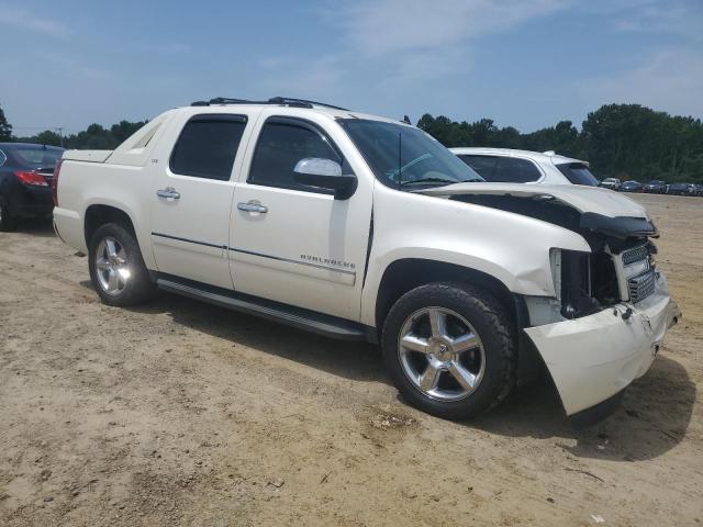 3GNTKGE72CG226196 - 2012 CHEVROLET AVALANCHE LTZ WHITE photo 4