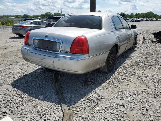 1LNHM82W93Y609533 - 2003 LINCOLN TOWN CAR SIGNATURE SILVER photo 3