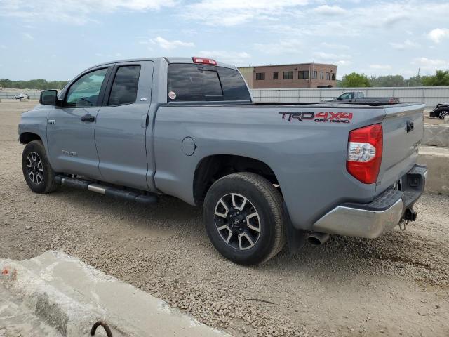 5TFUW5F1XJX707113 - 2018 TOYOTA TUNDRA DOUBLE CAB SR/SR5 GRAY photo 2