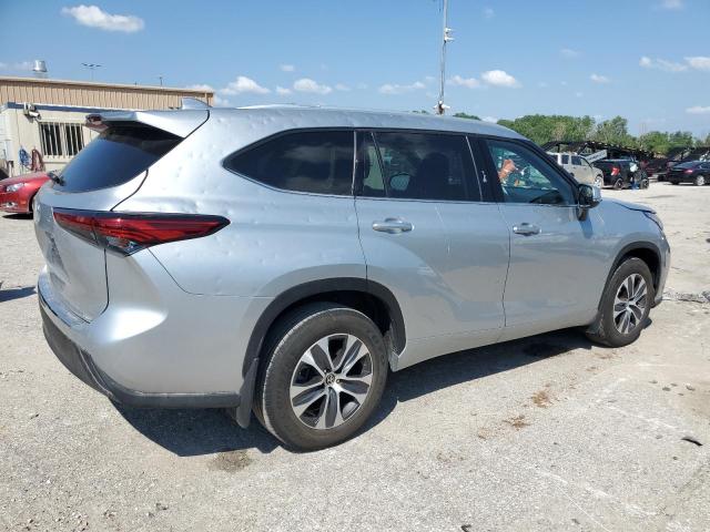 5TDGZRBH9NS191157 - 2022 TOYOTA HIGHLANDER XLE SILVER photo 3