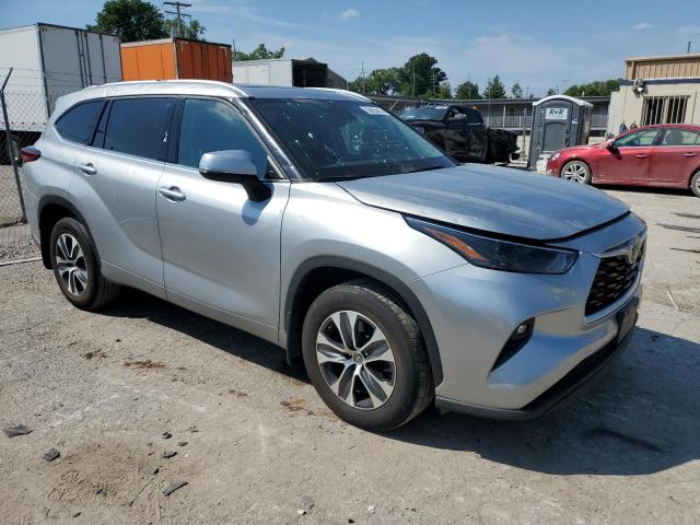 5TDGZRBH9NS191157 - 2022 TOYOTA HIGHLANDER XLE SILVER photo 4