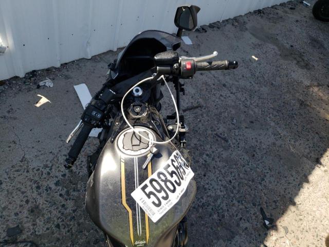 ML5EXER10PDA87344 - 2023 KAWASAKI EX650 R Графитовый фото 5