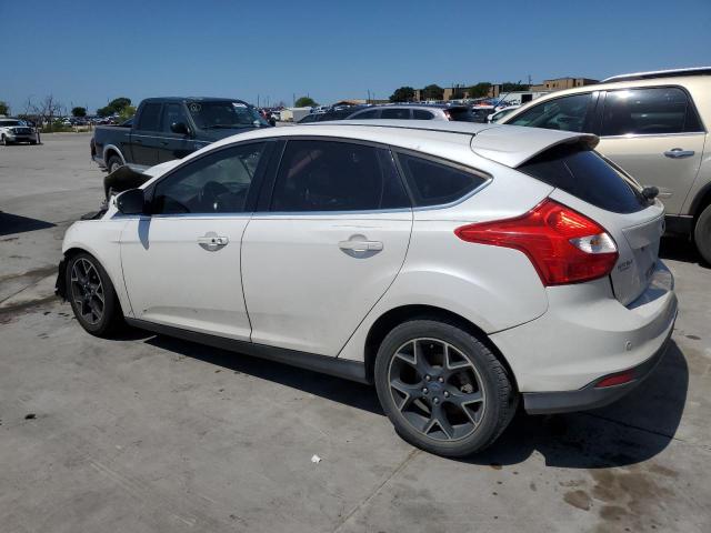 1FAHP3N23CL235561 - 2012 FORD FOCUS TITANIUM WHITE photo 2