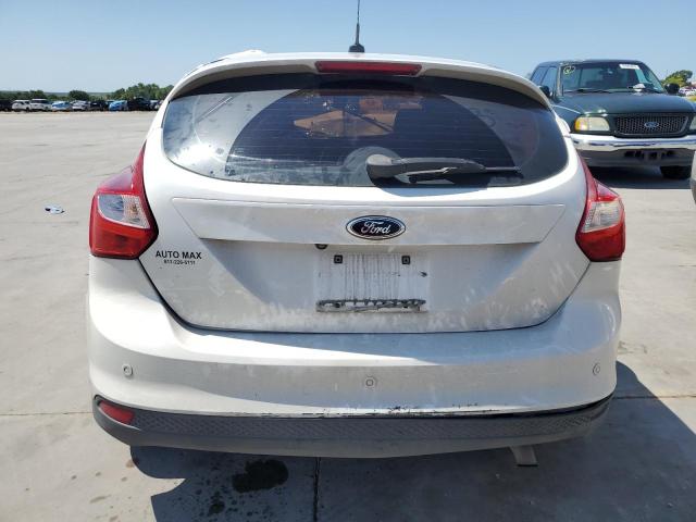 1FAHP3N23CL235561 - 2012 FORD FOCUS TITANIUM WHITE photo 6