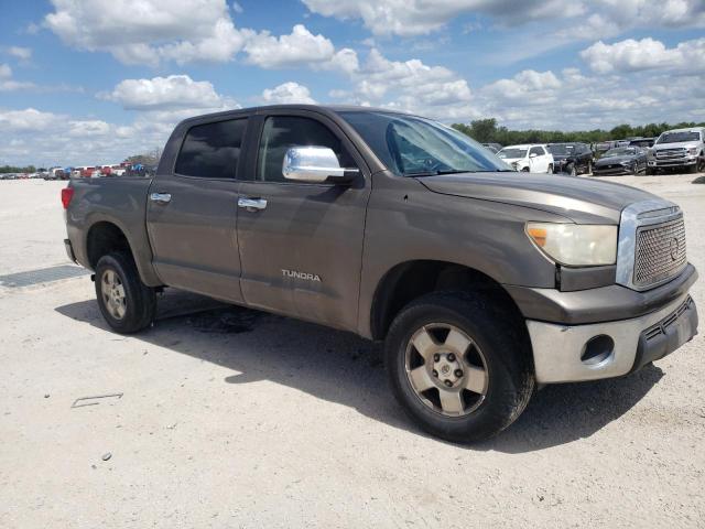 5TFEM5F11AX018829 - 2010 TOYOTA TUNDRA CREWMAX SR5 GRAY photo 4