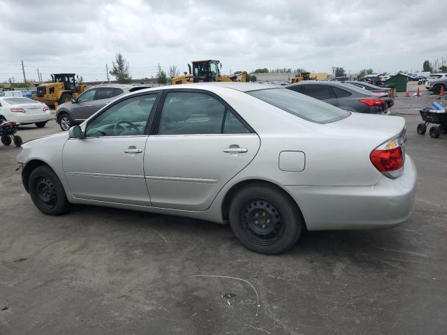 4T1BE32K45U569326 - 2005 TOYOTA CAMRY LE 银色 照片 2