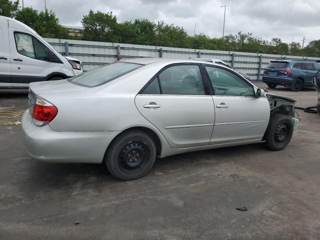 4T1BE32K45U569326 - 2005 TOYOTA CAMRY LE 银色 照片 3
