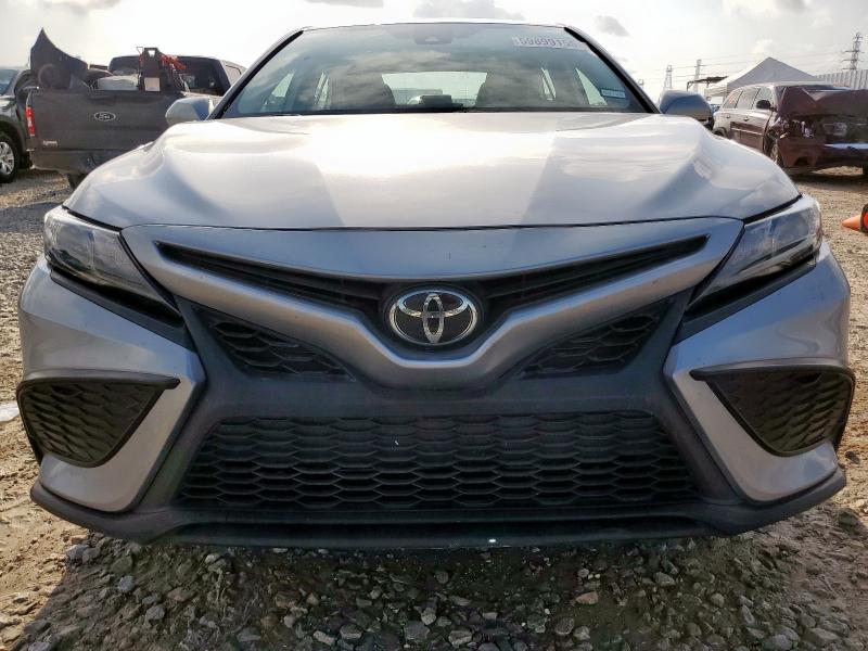 4T1G11AK2PU754470 - 2023 TOYOTA CAMRY SE NIGHT SHADE SILVER photo 5