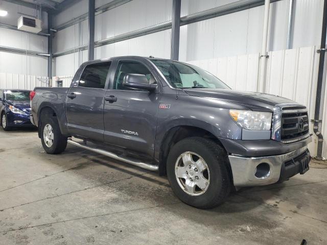 5TFDW5F1XCX253450 - 2012 TOYOTA TUNDRA CREWMAX SR5 GRAY photo 4