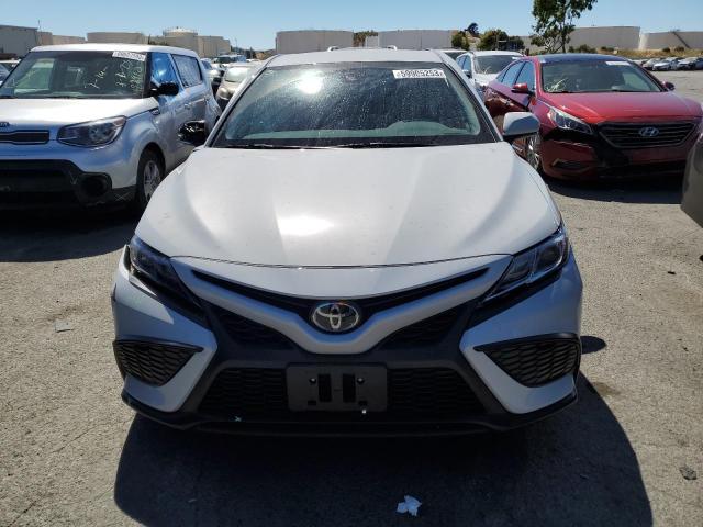 4T1G11AK4PU130718 - 2023 TOYOTA CAMRY SE NIGHT SHADE WHITE photo 5