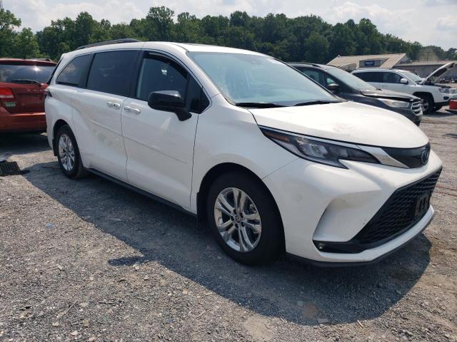 5TDDSKFC9PS089504 - 2023 TOYOTA SIENNA XSE WHITE photo 4