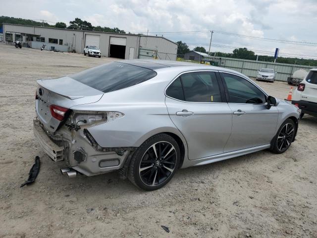 4T1B61HK7JU023915 - 2018 TOYOTA CAMRY XSE SILVER photo 3
