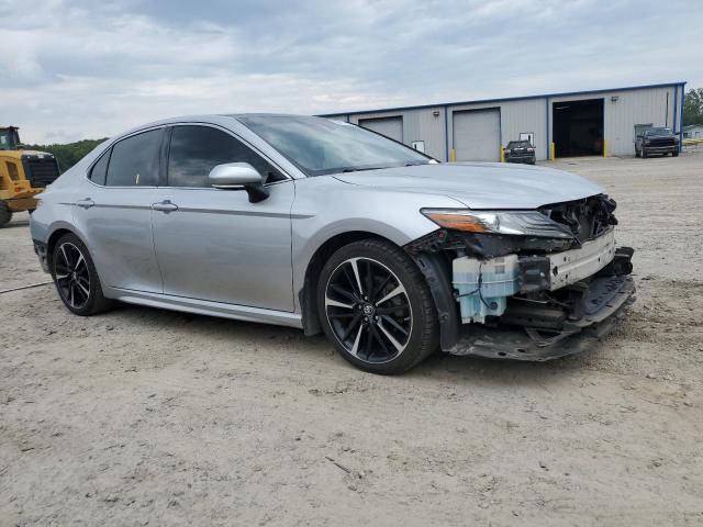 4T1B61HK7JU023915 - 2018 TOYOTA CAMRY XSE SILVER photo 4