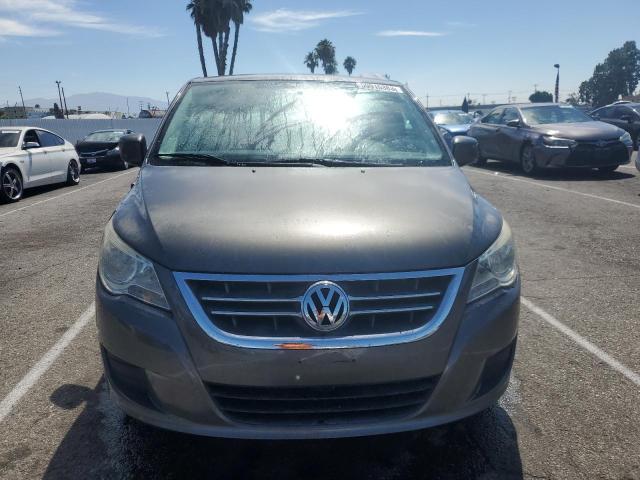 2V4RW3D19AR272375 - 2010 VOLKSWAGEN ROUTAN SE GRAY photo 5