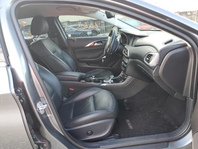 SJKCH5CP3JA056194 - 2018 INFINITI QX30 BASE SILVER photo 5