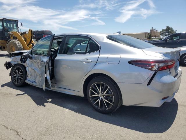 4T1G11AK2RU910607 - 2024 TOYOTA CAMRY SE NIGHT SHADE SILVER photo 2