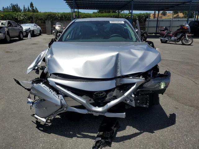 4T1G11AK2RU910607 - 2024 TOYOTA CAMRY SE NIGHT SHADE SILVER photo 5