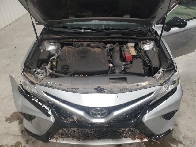 4T1BZ1HK3JU013471 - 2018 TOYOTA CAMRY XSE SILVER photo 11