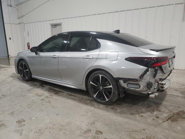 4T1BZ1HK3JU013471 - 2018 TOYOTA CAMRY XSE SILVER photo 2