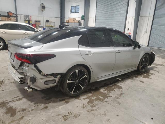 4T1BZ1HK3JU013471 - 2018 TOYOTA CAMRY XSE SILVER photo 3