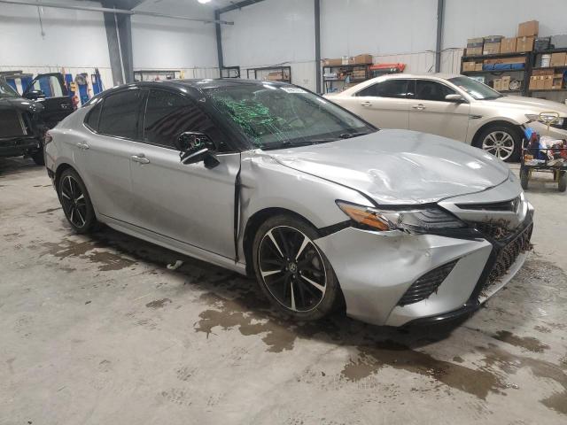 4T1BZ1HK3JU013471 - 2018 TOYOTA CAMRY XSE SILVER photo 4