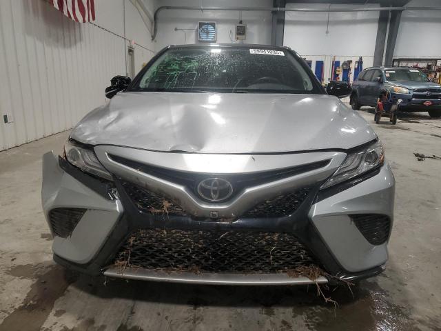 4T1BZ1HK3JU013471 - 2018 TOYOTA CAMRY XSE SILVER photo 5