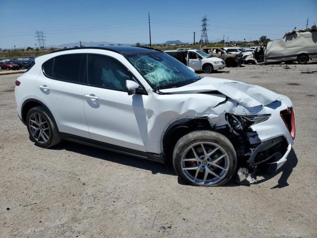 ZASPAKBN5K7C30246 - 2019 ALFA ROMEO STELVIO TI WHITE photo 4