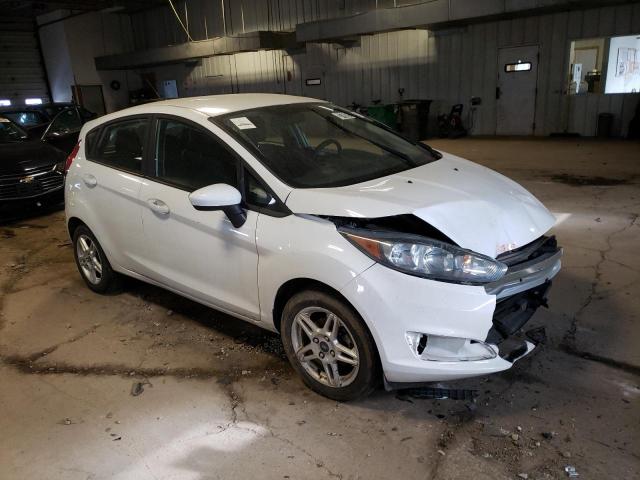 3FADP4EJ3JM127996 - 2018 FORD FIESTA SE WHITE photo 4