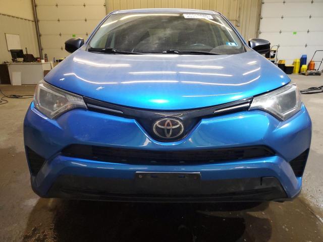 JTMBFREVXHJ710898 - 2017 TOYOTA RAV4 LE Azul foto 5