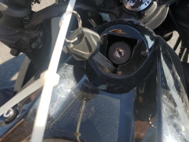 JKAEXEJ10HDA01446 - 2017 KAWASAKI EX650 J შავი ფოტო 8