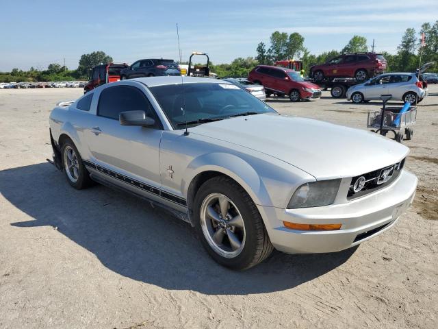 1ZVFT80N165176821 - 2006 FORD MUSTANG SILVER photo 4