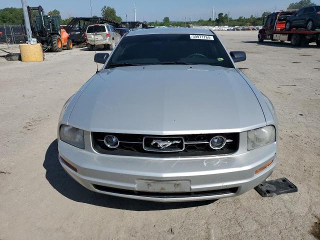 1ZVFT80N165176821 - 2006 FORD MUSTANG SILVER photo 5