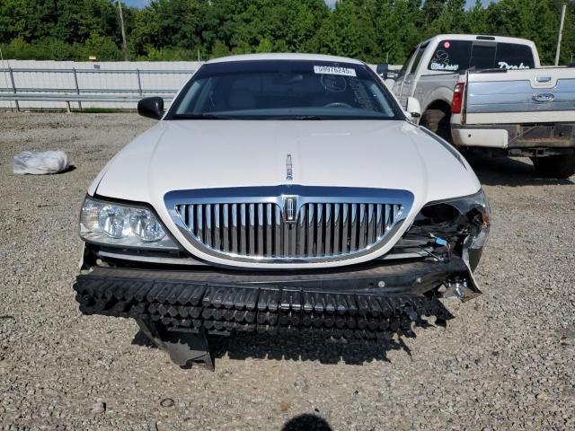 1LNHM81W24Y682634 - 2004 LINCOLN TOWN CAR EXECUTIVE Білий фото 5