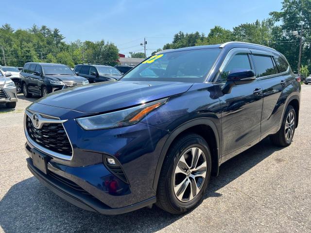 5TDGZRBH8NS181557 - 2022 TOYOTA HIGHLANDER XLE BLUE photo 2