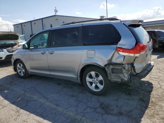 5TDKK3DC8CS239323 - 2012 TOYOTA SIENNA LE 银色 照片 2