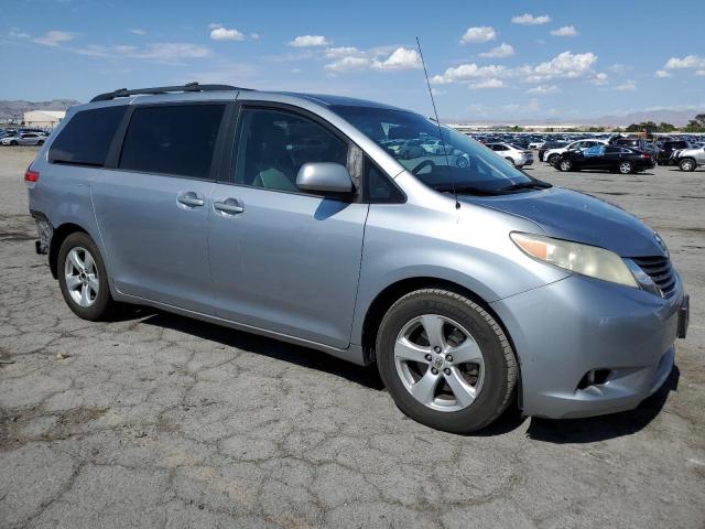 5TDKK3DC8CS239323 - 2012 TOYOTA SIENNA LE 银色 照片 4
