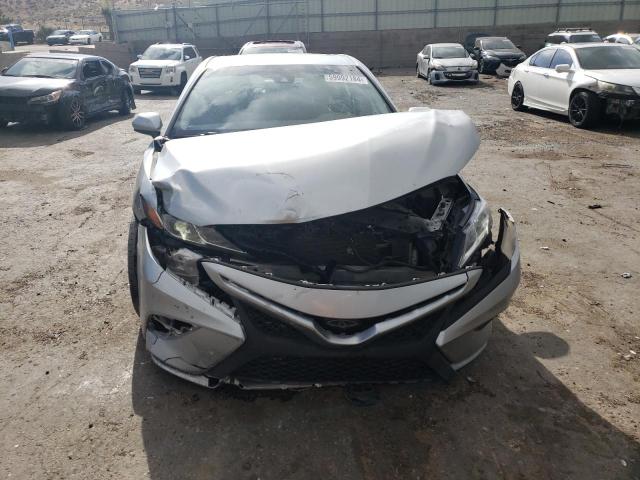 4T1B11HK0JU608138 - 2018 TOYOTA CAMRY L SILVER photo 5