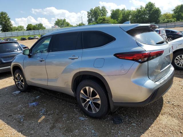5TDGZRBH8MS086382 - 2021 TOYOTA HIGHLANDER XLE Silber Foto 2