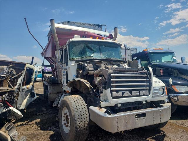 1M2AG10C44M011531 - 2004 MACK 700 CV700 RED photo 1