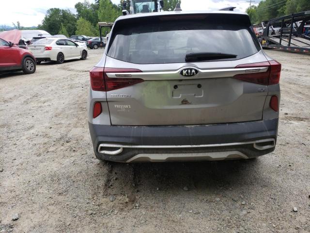 KNDERCAA2M7120657 - 2021 KIA SELTOS EX SILVER photo 6