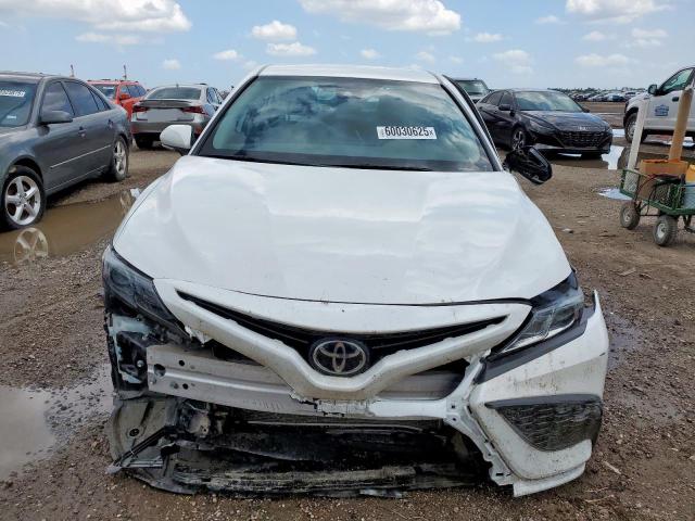 4T1G11AK7RU240889 - 2024 TOYOTA CAMRY SE NIGHT SHADE WHITE photo 5