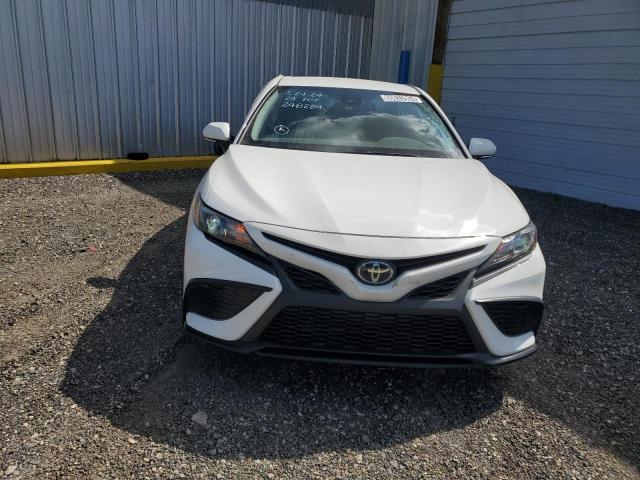 4T1G11AK2RU248284 - 2024 TOYOTA CAMRY SE NIGHT SHADE WHITE photo 5