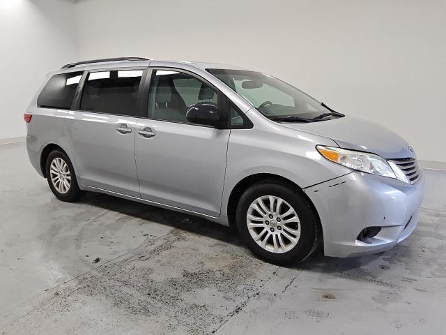 5TDYK3DC3FS672725 - 2015 TOYOTA SIENNA XLE 银色 照片 4