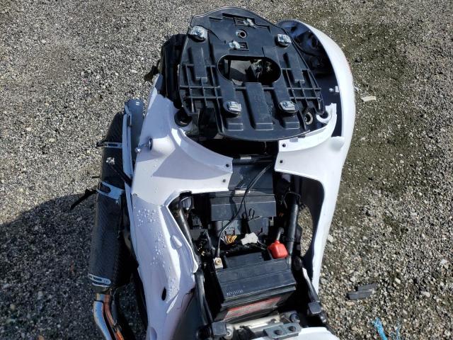 JS1GX72B7J2101229 - 2018 SUZUKI GSX1300 RA WHITE photo 5