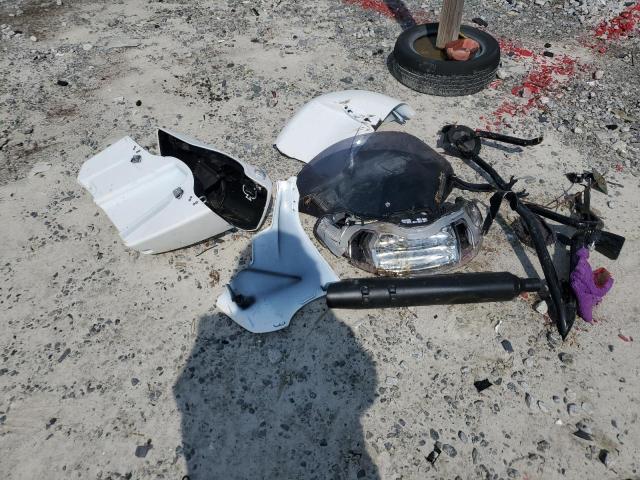 1HD1KH712RB649116 - 2024 HARLEY-DAVIDSON FLTRX 白色 照片 8