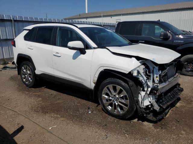 2T3R1RFV5LW101191 - 2020 TOYOTA RAV4 XLE WHITE photo 4