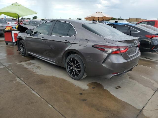 4T1G11AK0MU421311 - 2021 TOYOTA CAMRY SE GRAY photo 2